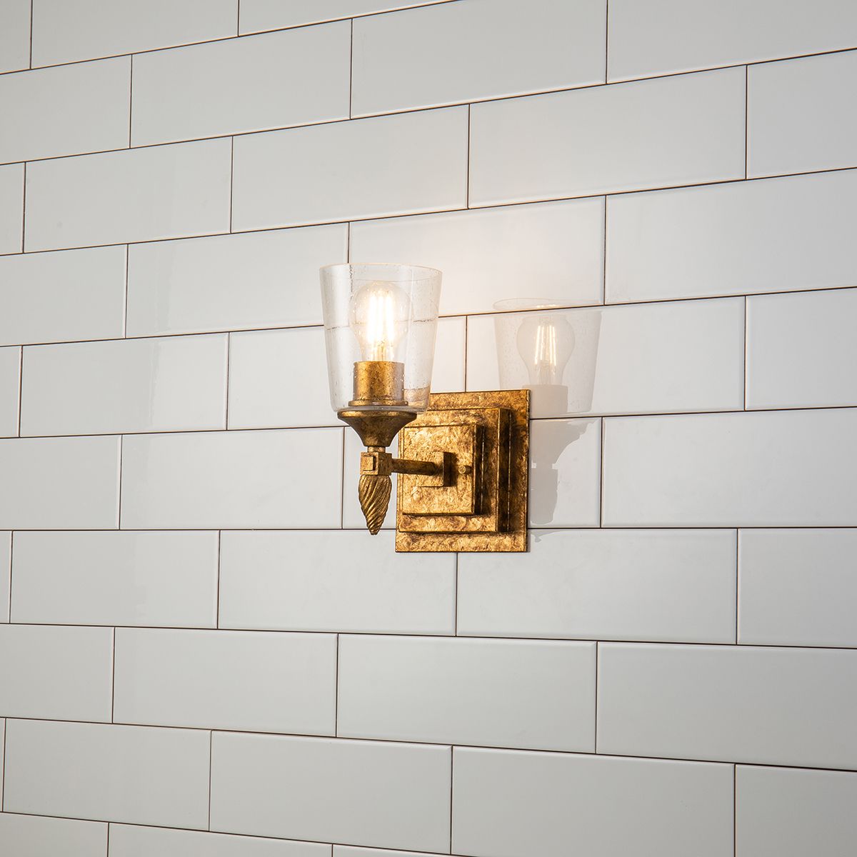 Lucas & McKearn Vetiver 1-Light Gold Leaf Wall Light With Acorn-Gold Accent