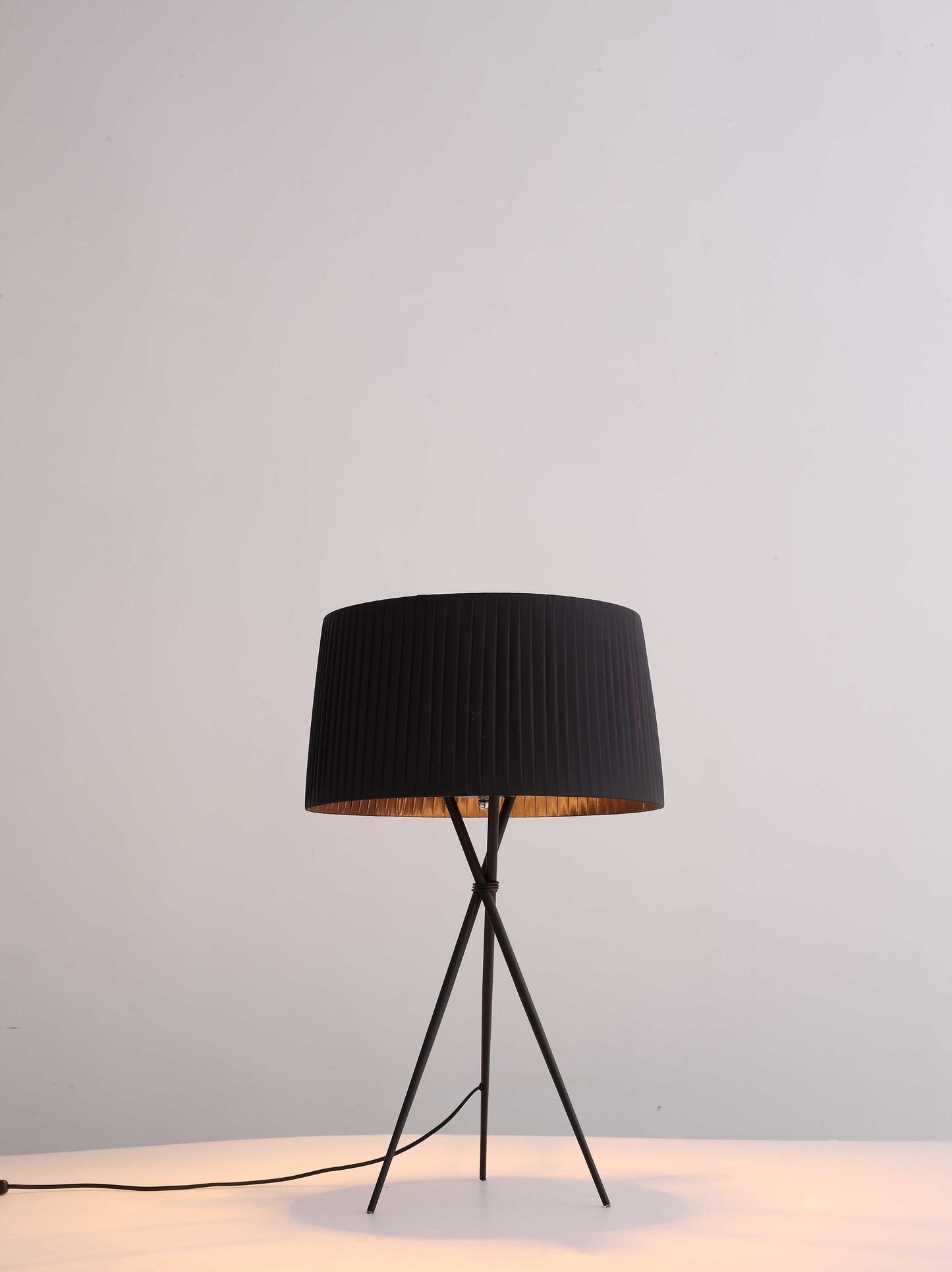 HomeRoots 18" x 18" x 29.5" Carbon Steel Table Lamp in Black Finish