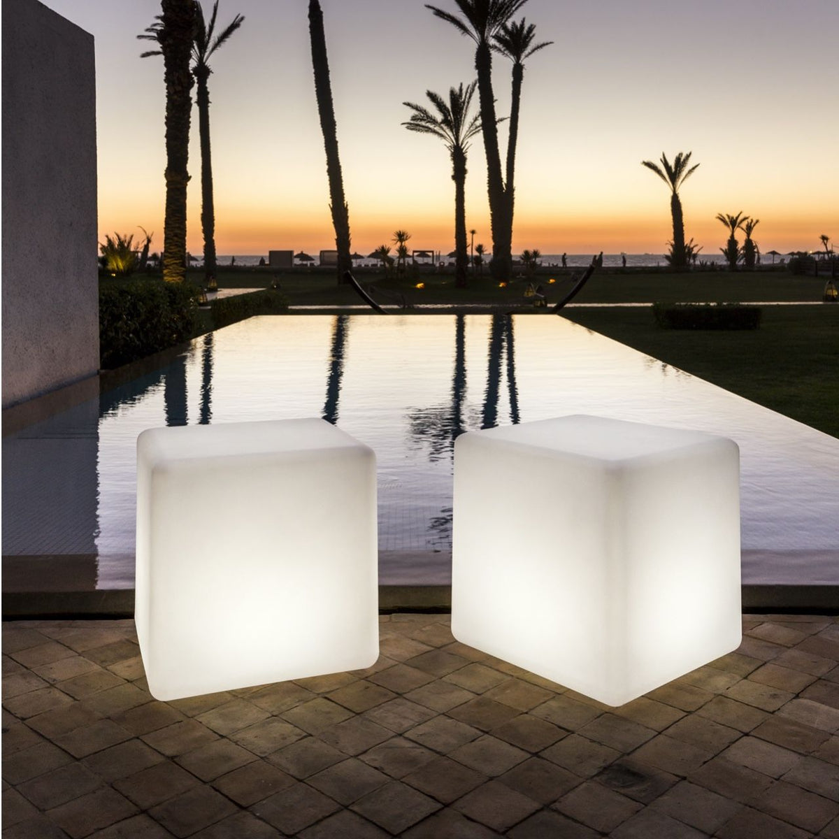 Smart and Green Cube 17" LED Lamp