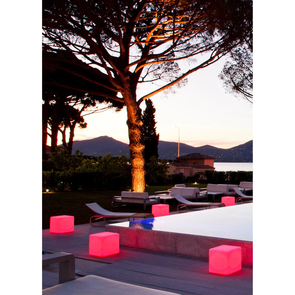 Smart and Green Cube 17" LED Lamp