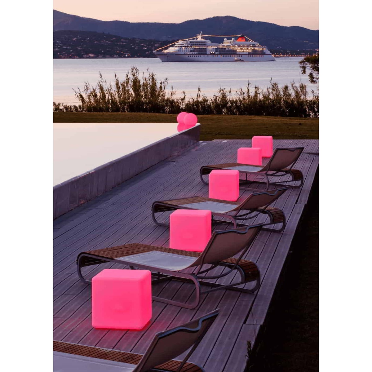 Smart and Green Cube 17" LED Lamp