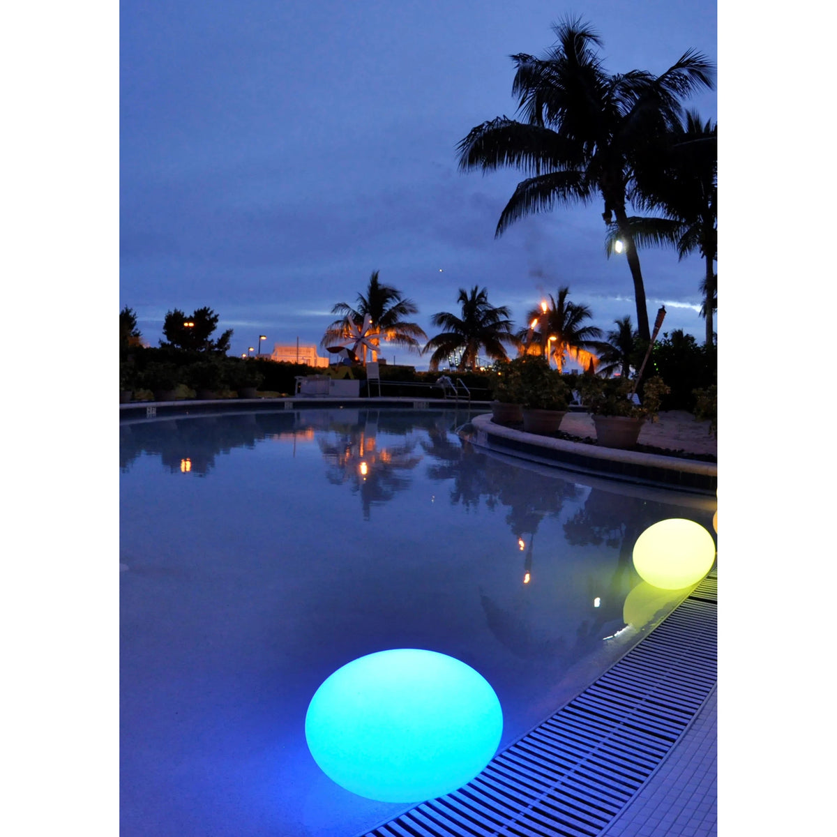 Smart and Green Flatball 20" x 14" LED Lamp