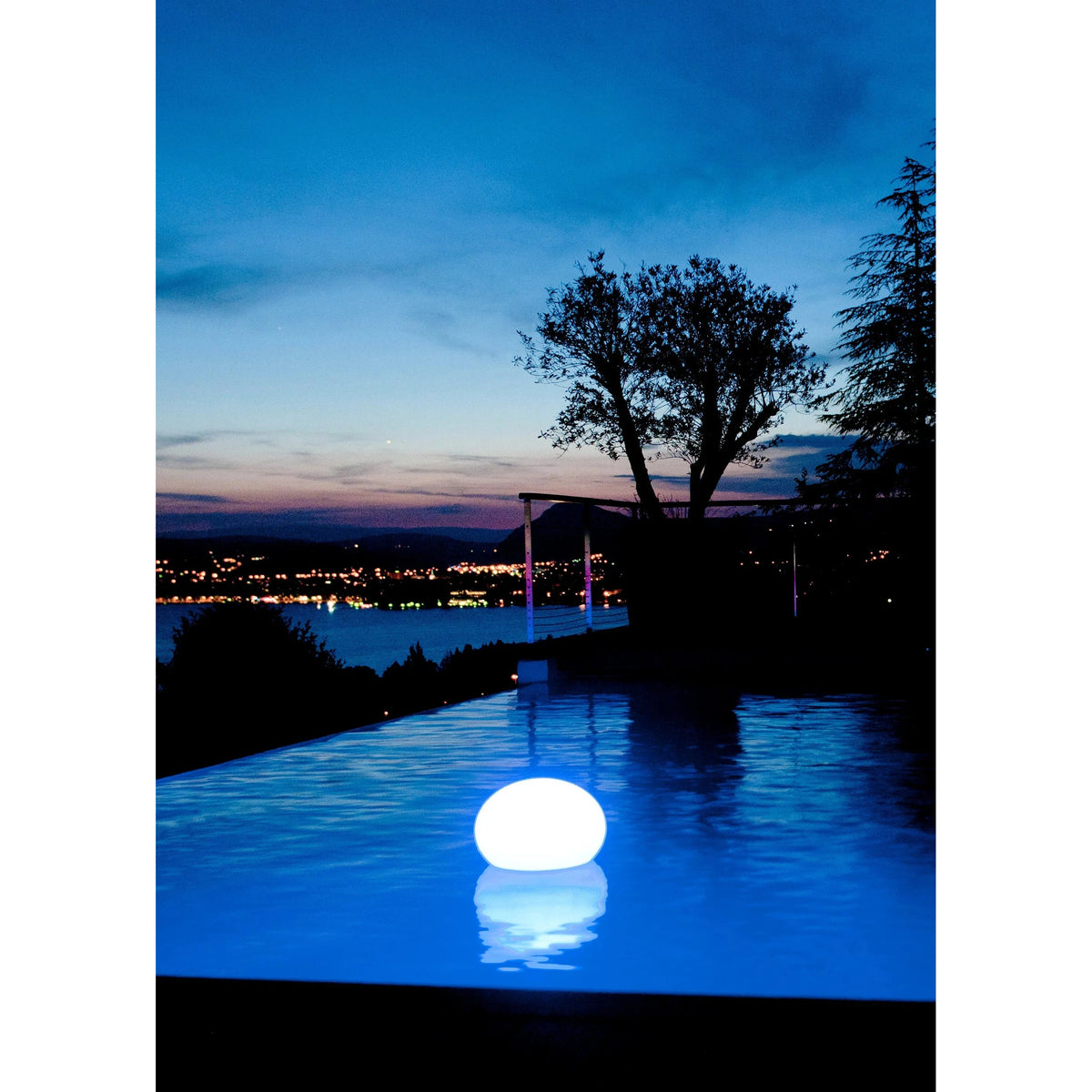Smart and Green Flatball 20" x 14" LED Lamp