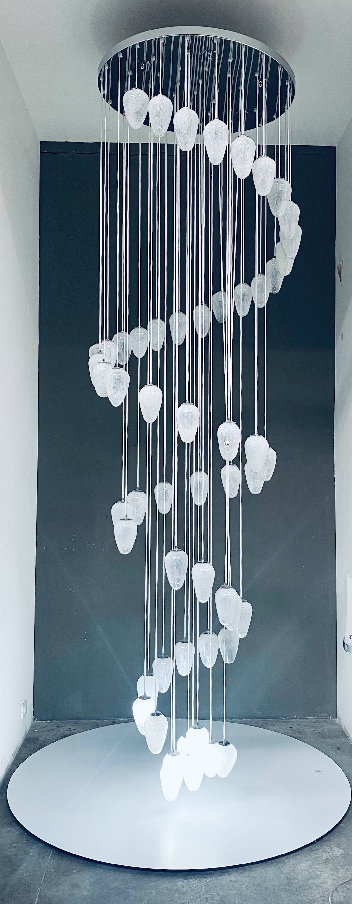 Vetreria Artistica Rosa Gocce di Pioggia 42-Lights Opal White Surface With White Blown Venetian Glass Chandelier