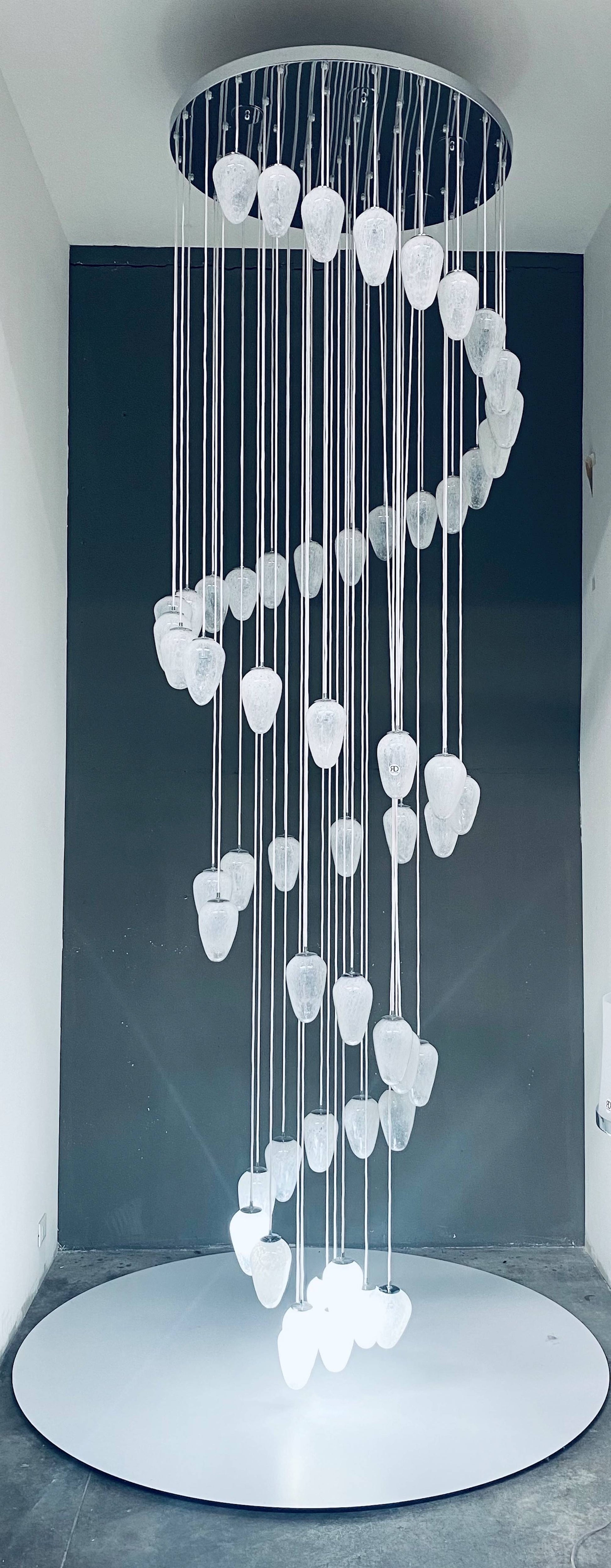 Vetreria Artistica Rosa Gocce di Pioggia 42-Lights Opal White Surface With White Blown Venetian Glass Chandelier