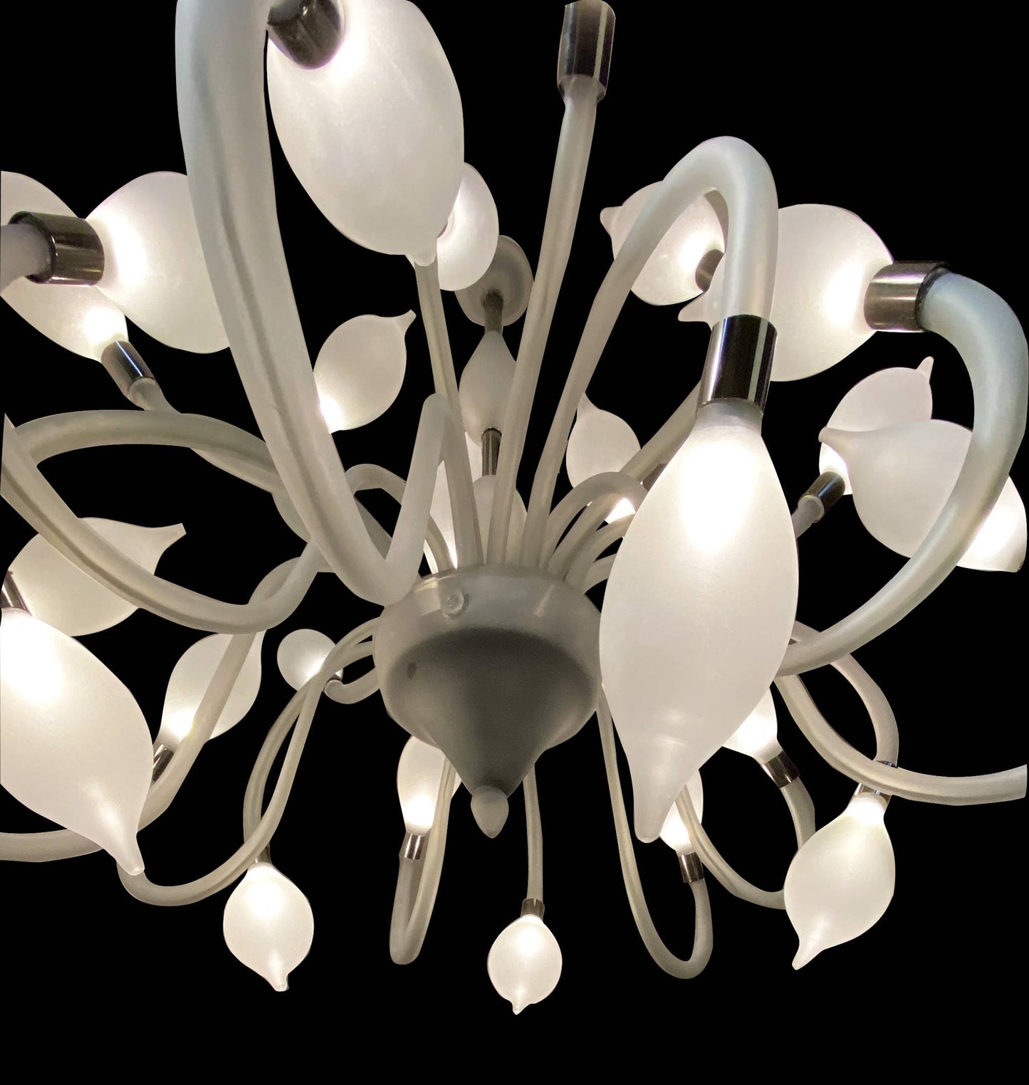 Vetreria Artistica Rosa Gocce di Rugiada 32-Lights Gray Base With White Frosted Shade Glass Chandelier