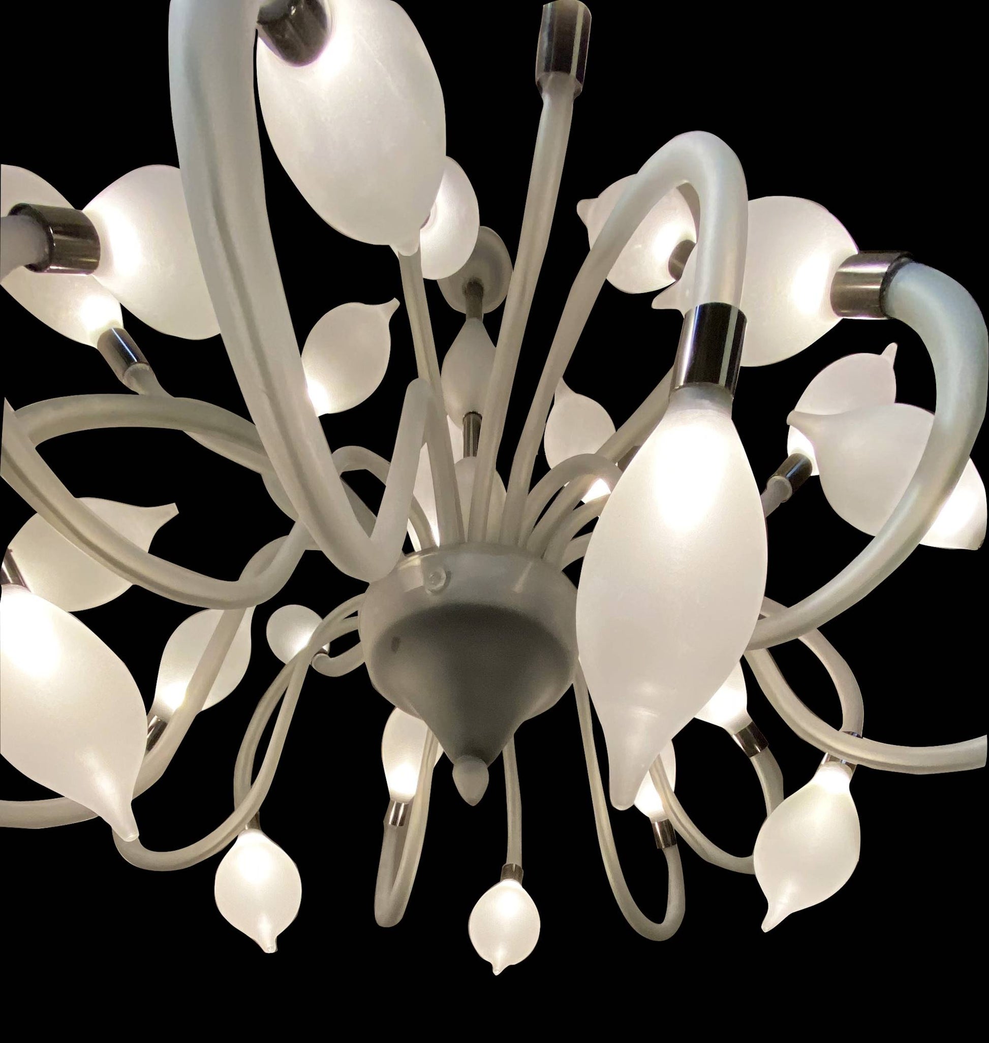 Vetreria Artistica Rosa Gocce di Rugiada 32-Lights Gray Base With White Frosted Shade Glass Chandelier