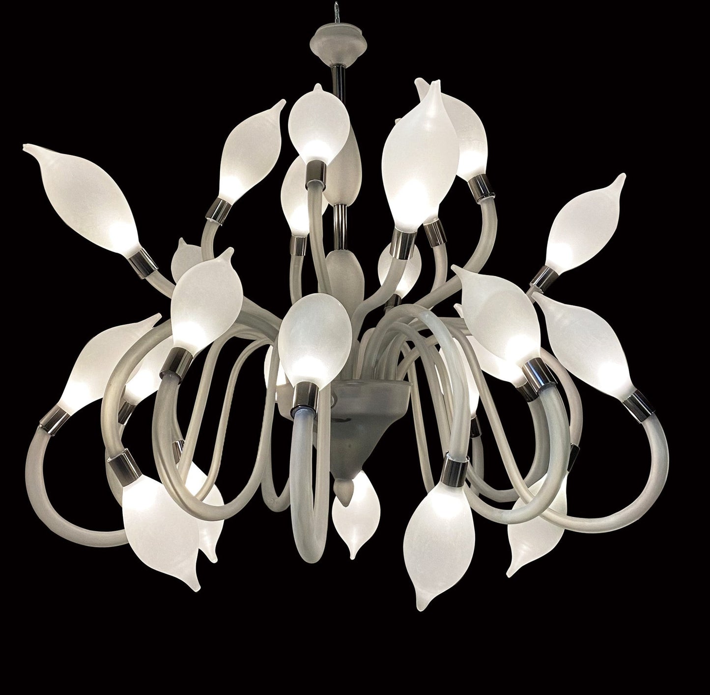 Vetreria Artistica Rosa Gocce di Rugiada 32-Lights Gray Base With White Frosted Shade Glass Chandelier