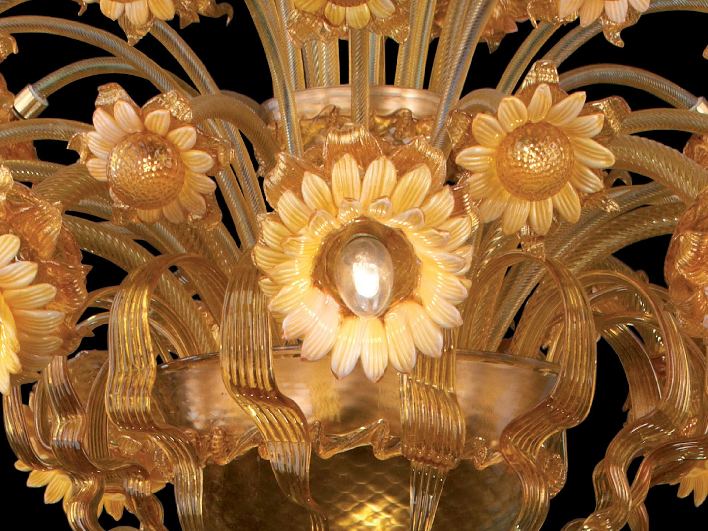 Vetreria Artistica Rosa Jennifer 8-Lights Smoky 24 Carat Gold Trim With Amber Cups and Flower Accent Glass Chandelier